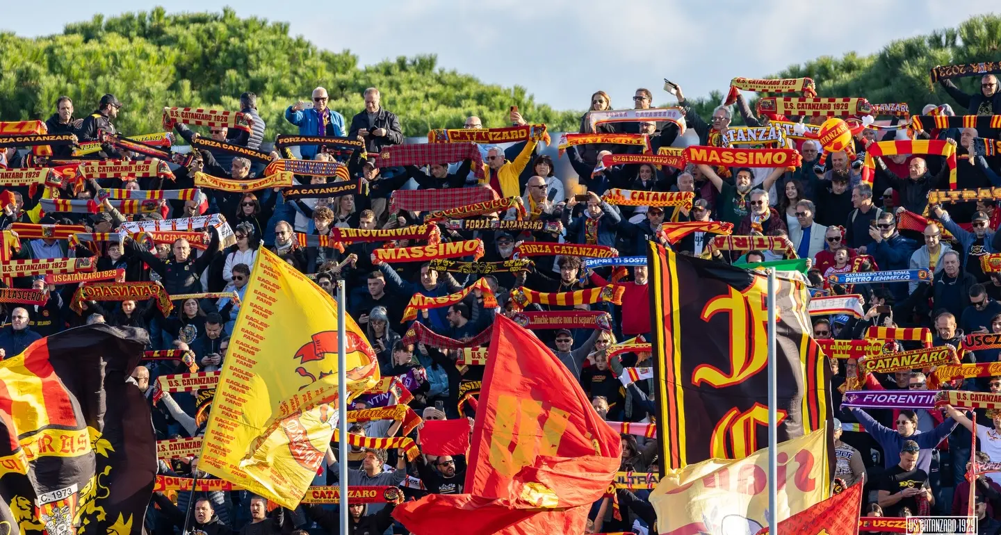 Il Catanzaro non cammina mai da solo, i mille posti riservati agli ospiti occupati\u00A0in poche ore per il big match contro il Frosinone\n