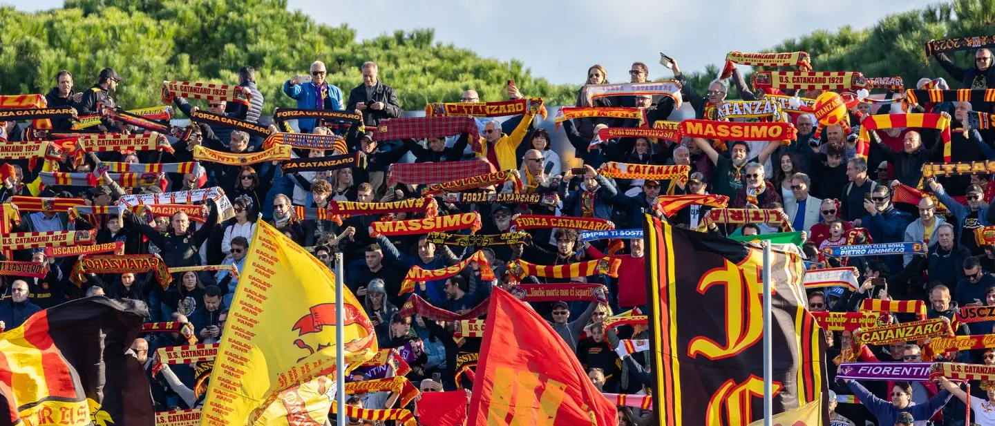 Il Catanzaro non cammina mai da solo, i mille posti riservati agli ospiti occupati\u00A0in poche ore per il big match contro il Frosinone\n