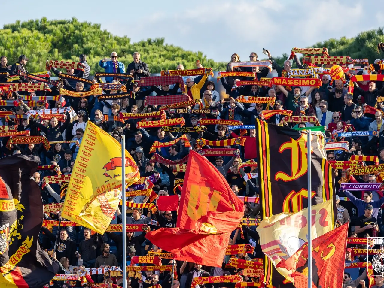 Il Catanzaro non cammina mai da solo, i mille posti riservati agli ospiti occupati in poche ore per il big match contro il Frosinone
