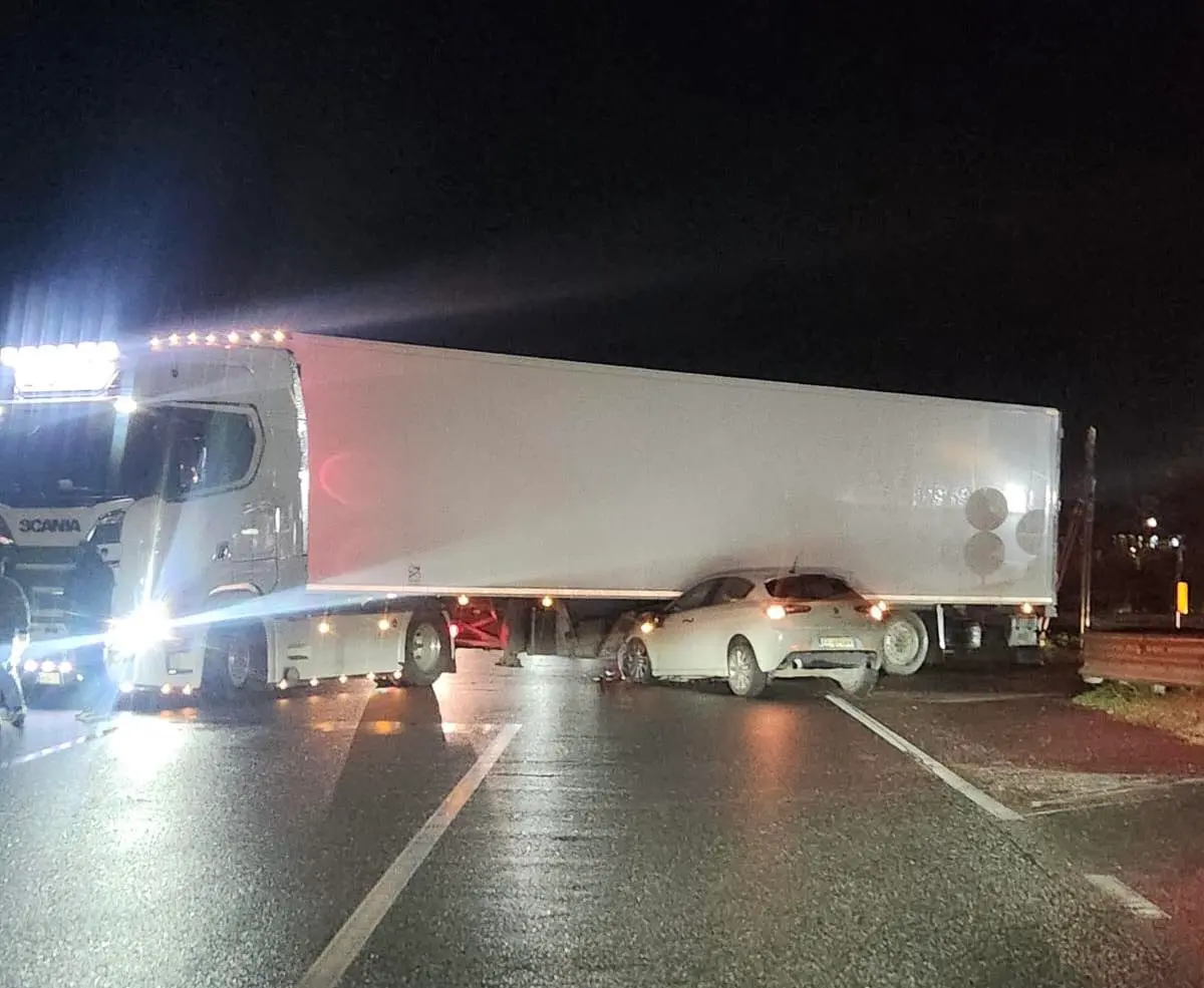 Scontro tra tir e auto sulla Statale 106: torna l’allarme sicurezza\n