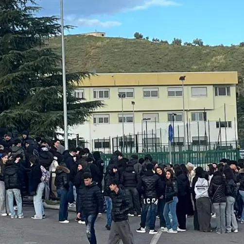 Studenti ancora fermi ai cancelli: secondo giorno senza risposte sulle classi promesse\n