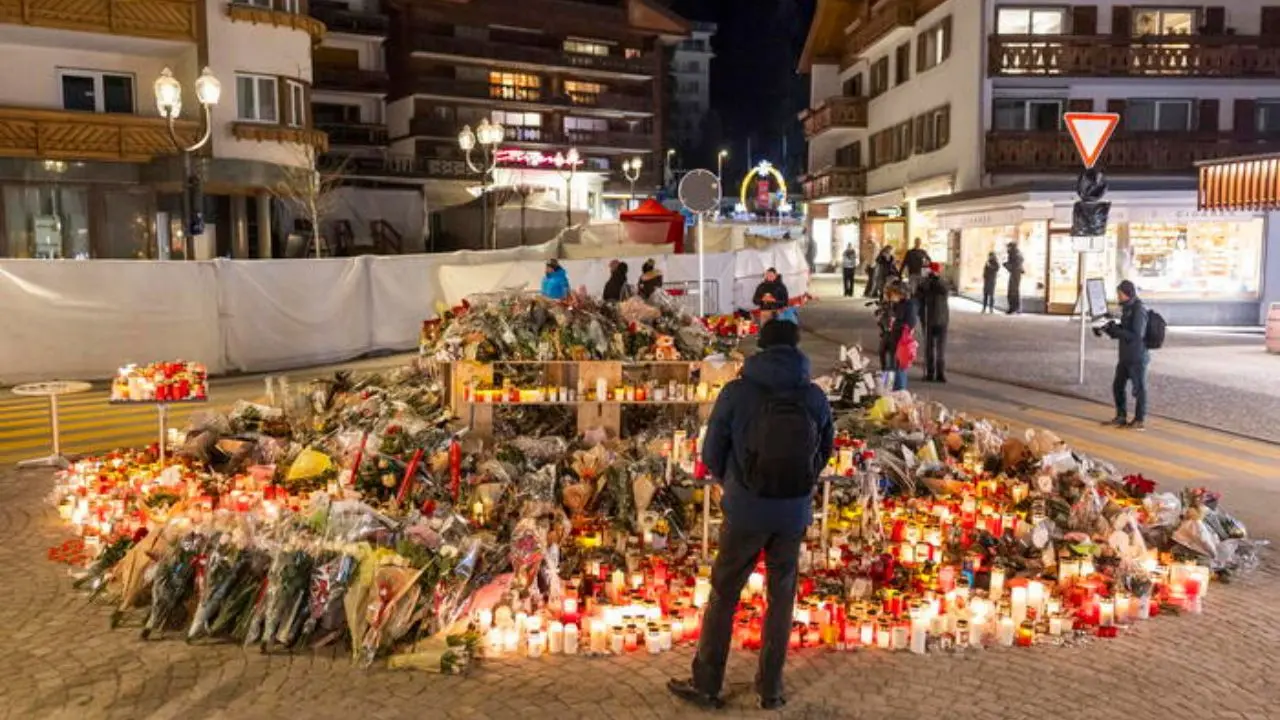 I fiori in ricordo delle vittime della tragedia di Capodanno a Crans-Montana