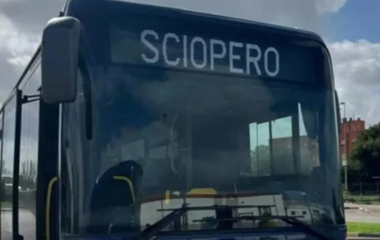 Partono i primi scioperi del 2026 nei trasporti: stop a trame e metro, bus e treni. Disagi anche negli aeroporti\n