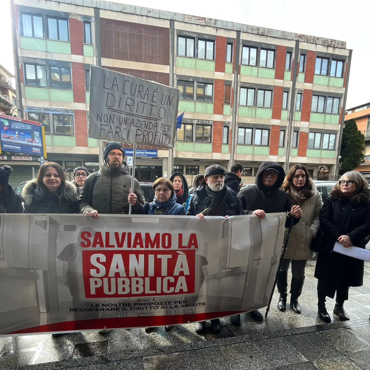 Servizi sanitari carenti e reparti a singhiozzo, a Vibo comitati civici ancora in strada e poi dai carabinieri\n