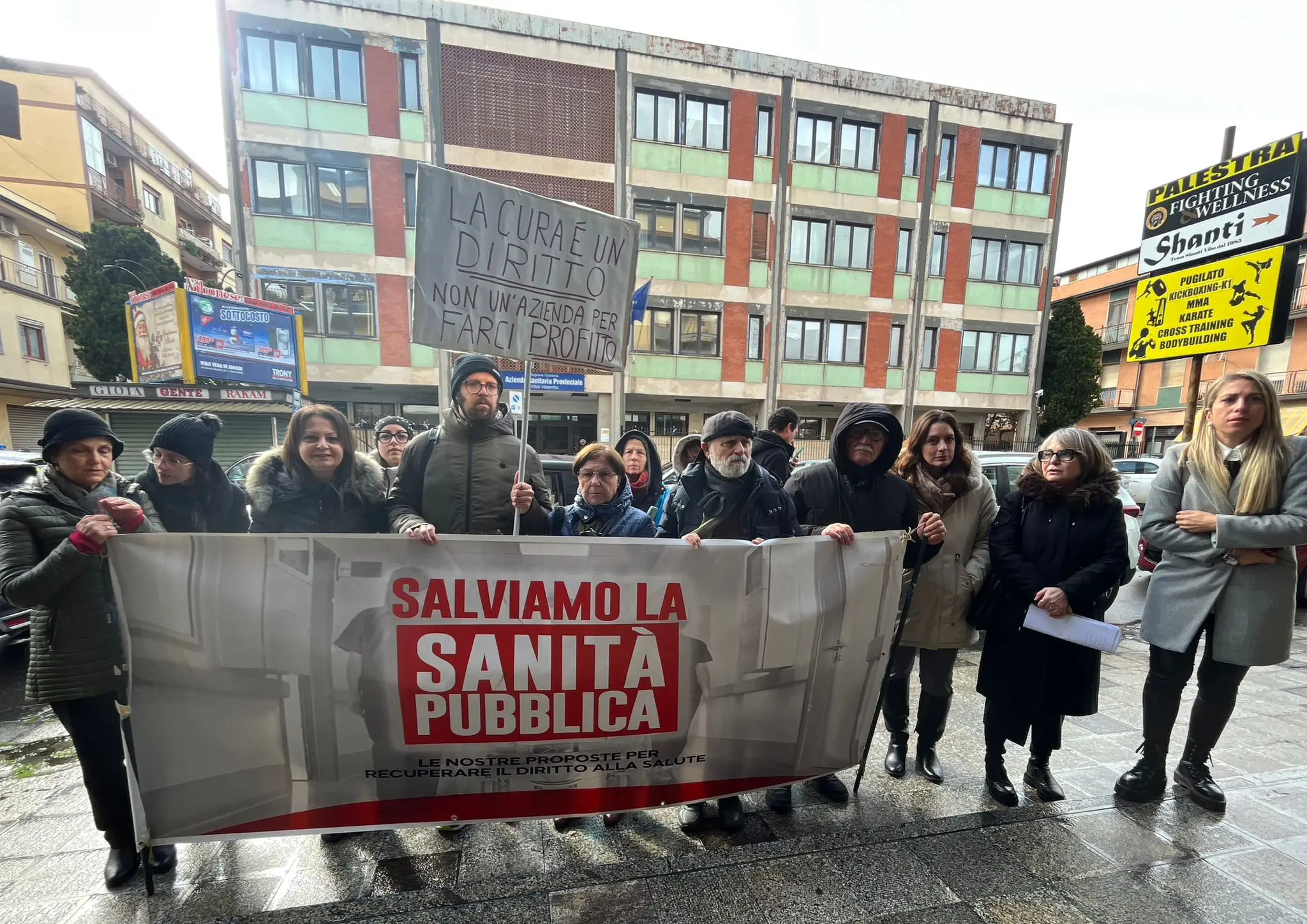 Servizi sanitari carenti e reparti a singhiozzo, a Vibo comitati civici ancora in strada e poi dai carabinieri\n