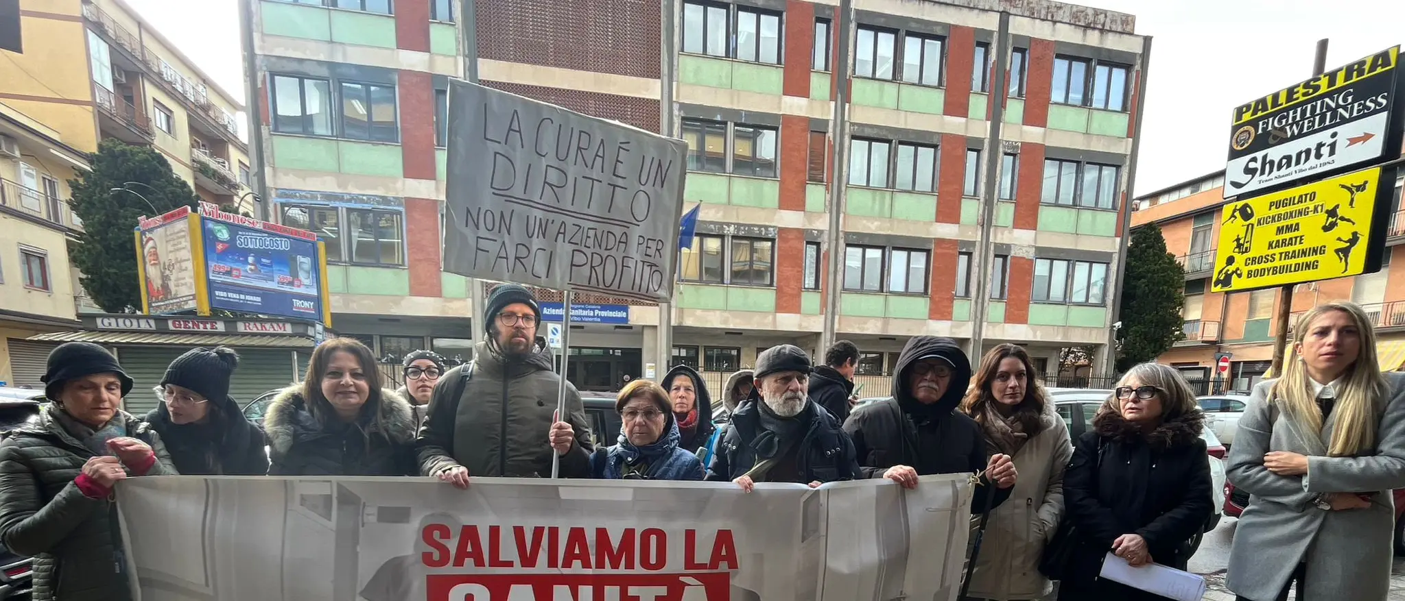 Servizi sanitari carenti e reparti a singhiozzo, a Vibo comitati civici ancora in strada e poi dai carabinieri\n