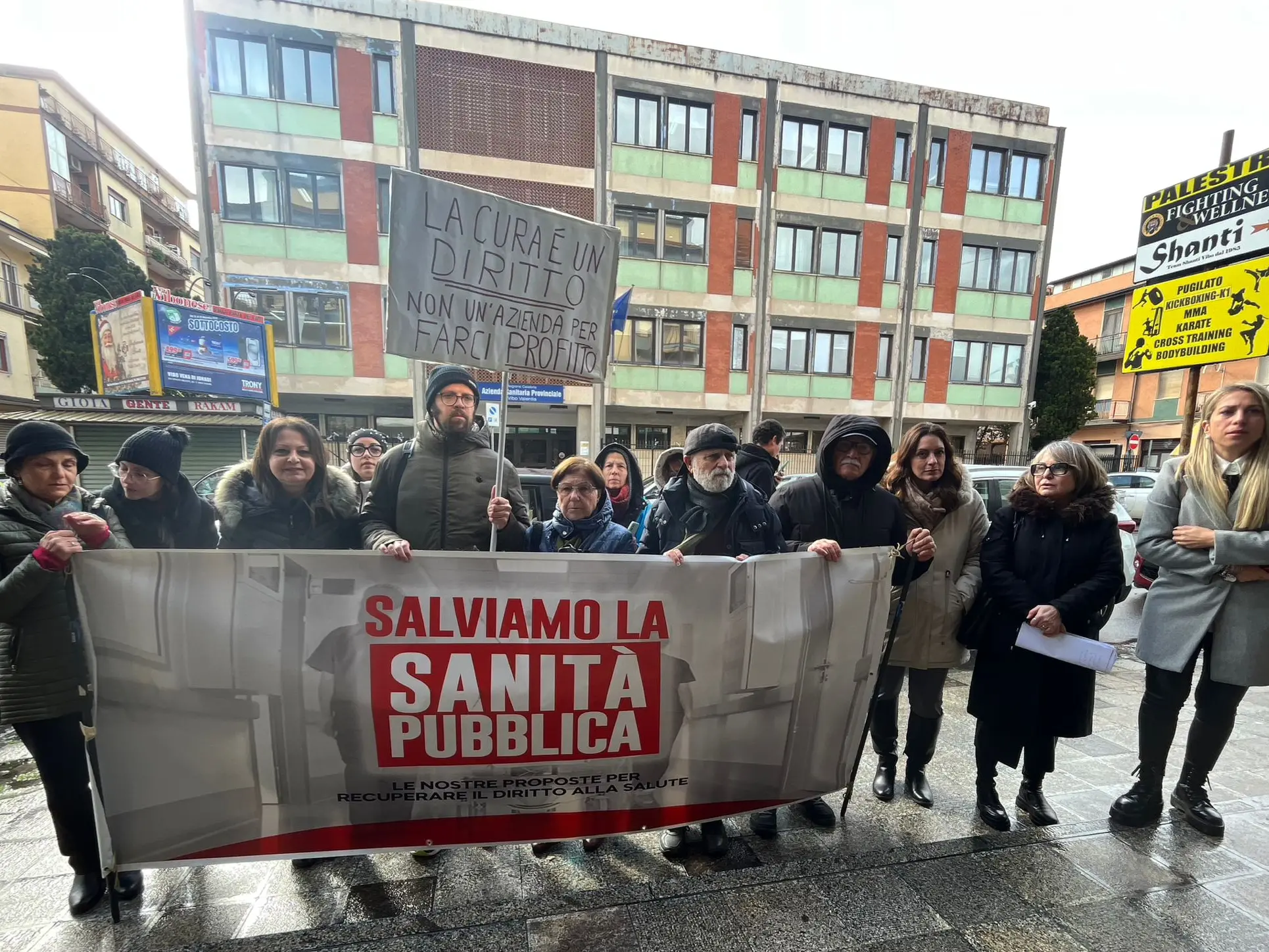 Servizi sanitari carenti e reparti a singhiozzo, a Vibo comitati civici ancora in strada e poi dai carabinieri
