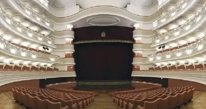 Riflettori accesi a Natale anche sul Politeama. Ma i teatri calabresi attendono ancora la legge regionale che dia loro certezze e ne valorizzi il ruolo\n