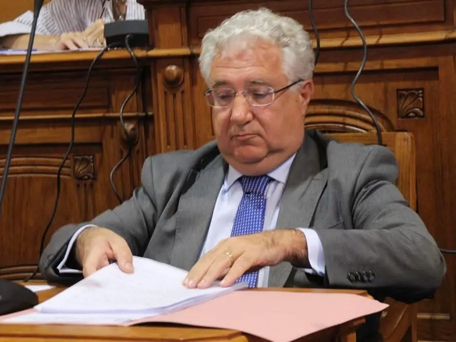 È scontro aperto a Lamezia Terme: il sindaco Murone risponde sui social dopo che un suo messaggio vocale finisce nelle chat