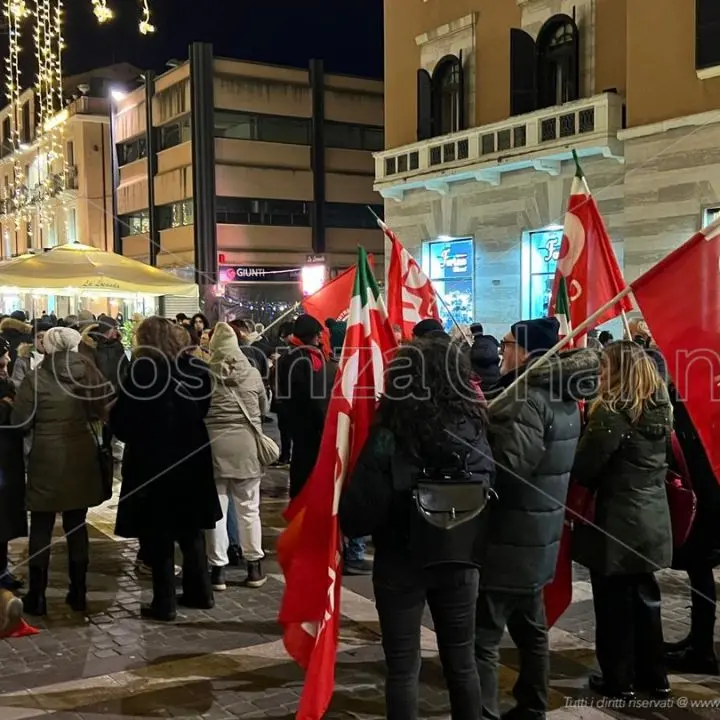 Cosenza in piazza per il Venezuela, c’è anche Checchinato: «Bisogna agire nella coscienza del diritto internazionale»\n