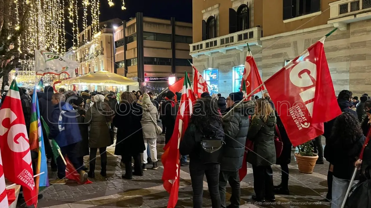 Cosenza in piazza per il Venezuela, c’è anche Checchinato: «Bisogna agire nella coscienza del diritto internazionale»\n