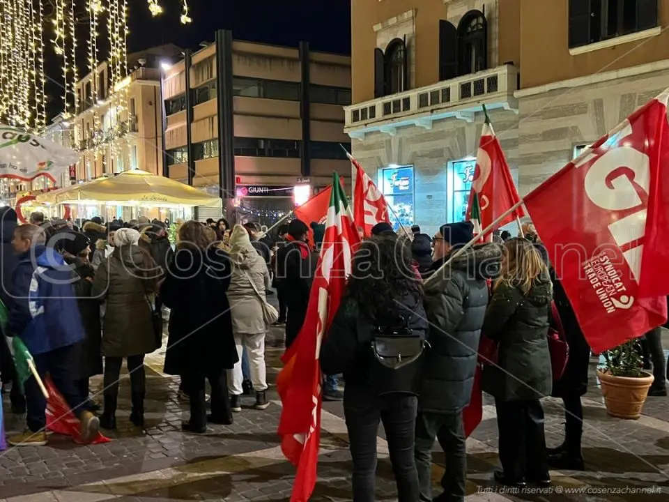 Cosenza in piazza per il Venezuela, c’è anche Checchinato: «Bisogna agire nella coscienza del diritto internazionale»