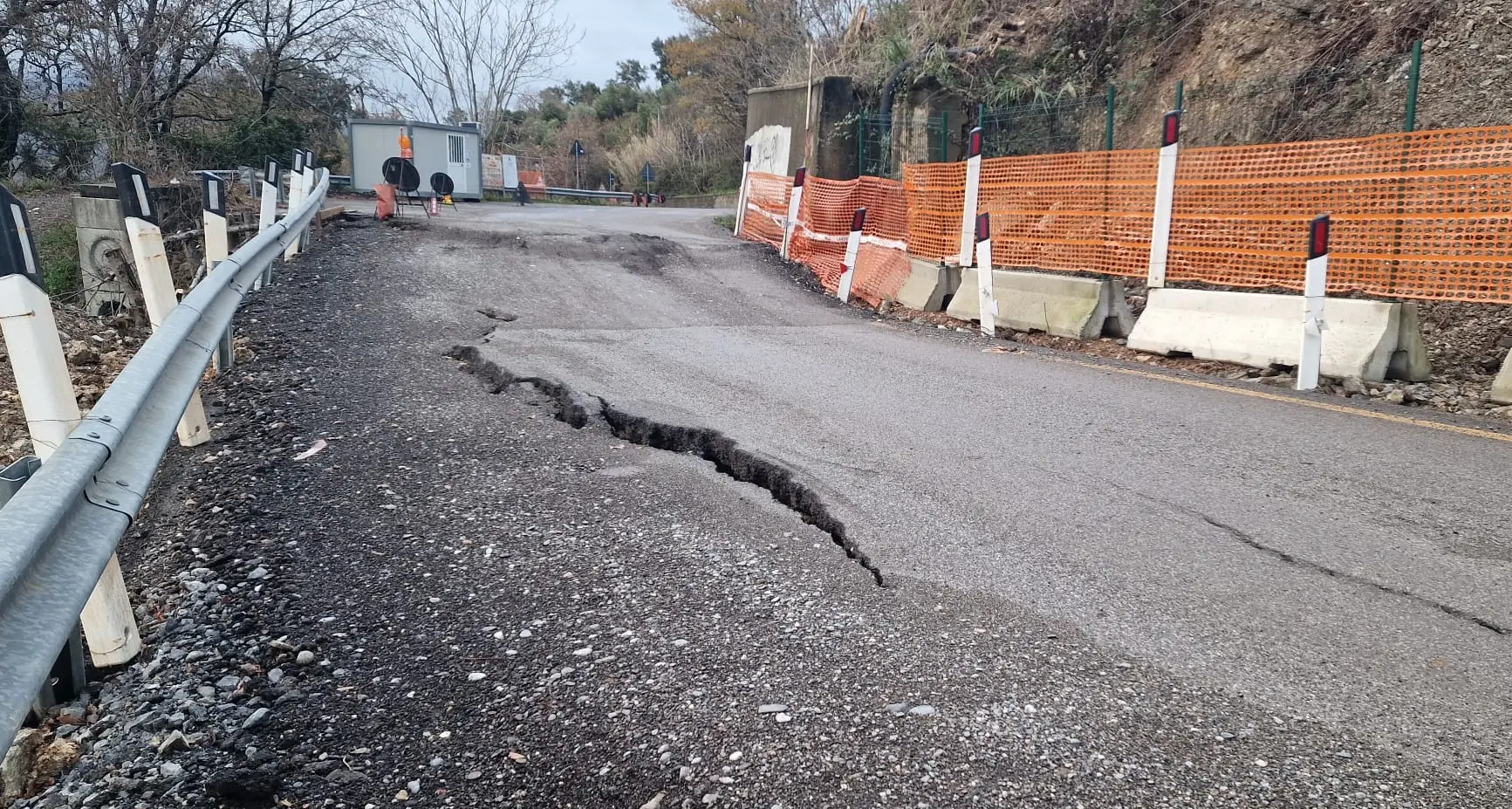 Verbicaro, il maltempo fa cedere di nuovo l’asfalto della strada provinciale: a rischio il transito dei pullman\n