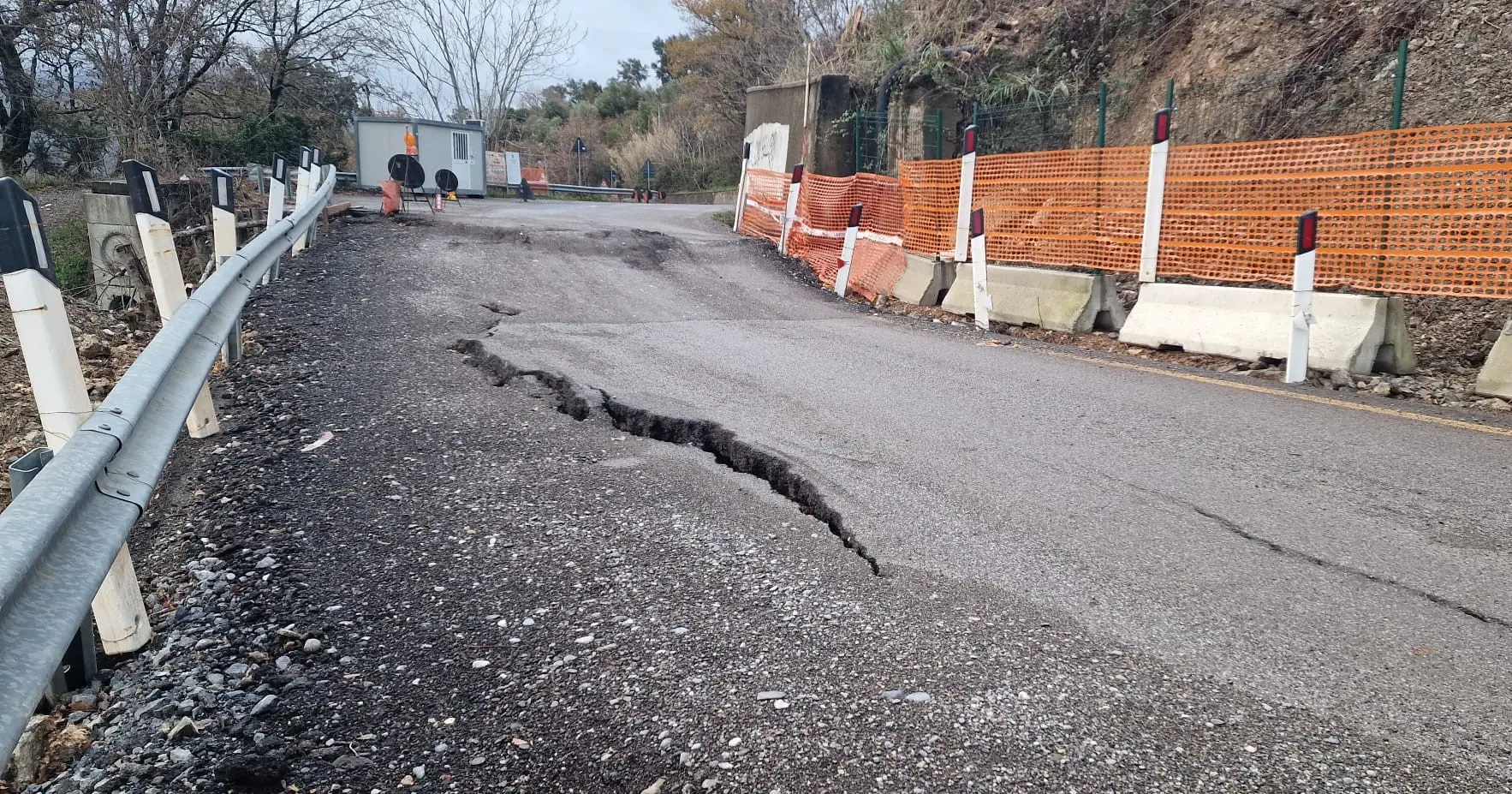 Verbicaro, il maltempo fa cedere di nuovo l’asfalto della strada provinciale: a rischio il transito dei pullman\n