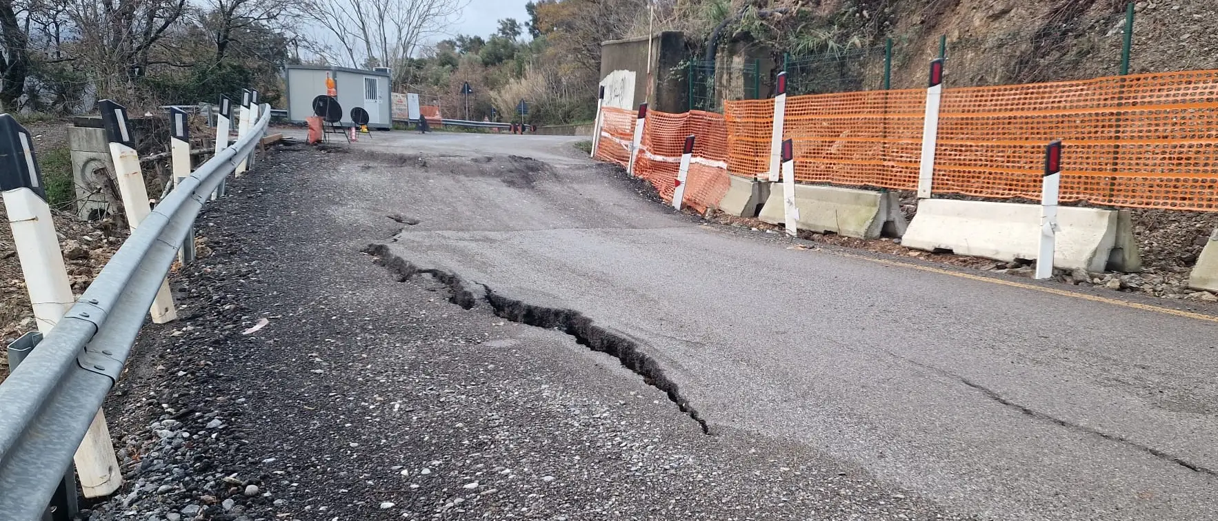 Verbicaro, il maltempo fa cedere di nuovo l’asfalto della strada provinciale: a rischio il transito dei pullman\n