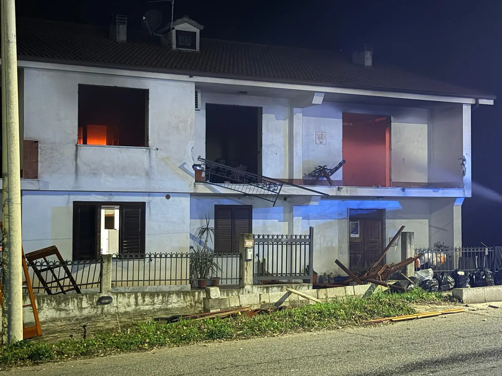 Esplode\u00A0bombola di\u00A0gas in una casa a Bisignano: donna gravemente ferita e trasportata in ospedale a Cosenza