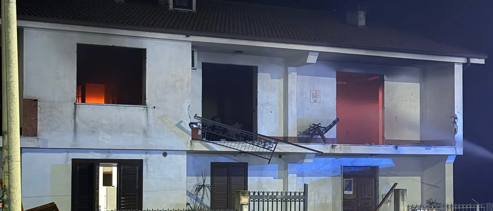 Esplode\u00A0bombola di\u00A0gas in una casa a Bisignano: donna gravemente ferita e trasportata in ospedale a Cosenza