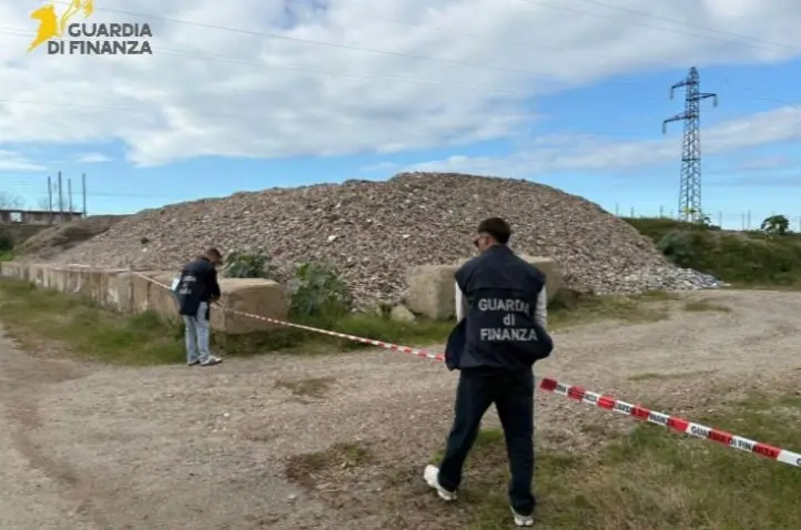 Gestione rifiuti abusiva, sequestrato impianto nel Cosentino. Due denunce\n