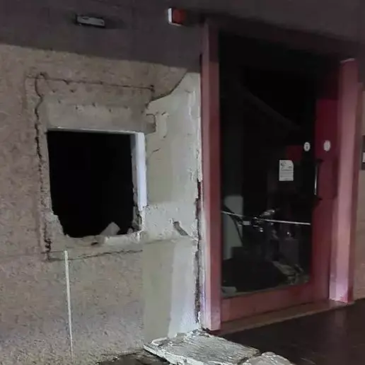 Nuovo assalto nella notte con esplosivo al bancomat: portati via 200mila euro