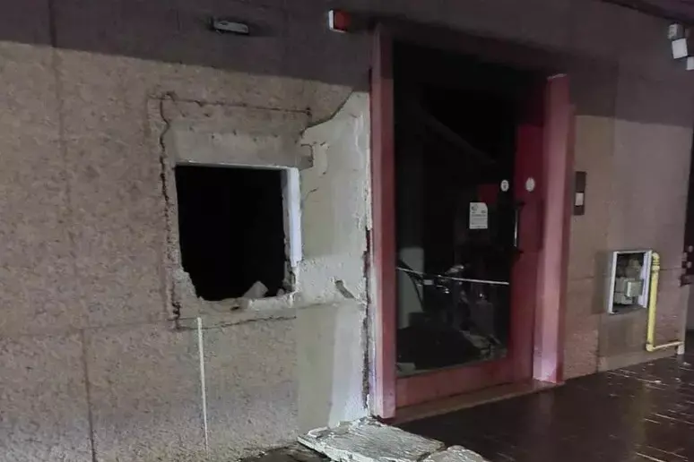 Nuovo assalto nella notte con esplosivo al bancomat, presa di mira la filiale di\u00A0Decollatura: portati via 200mila euro\n