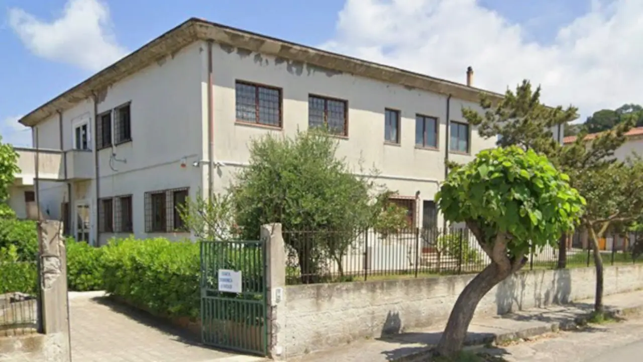 Ricadi, scuola parzialmente chiusa e genitori arrabbiati: «Alunni\u00A0costretti a fare lezione in aule-sgabuzzino»\n