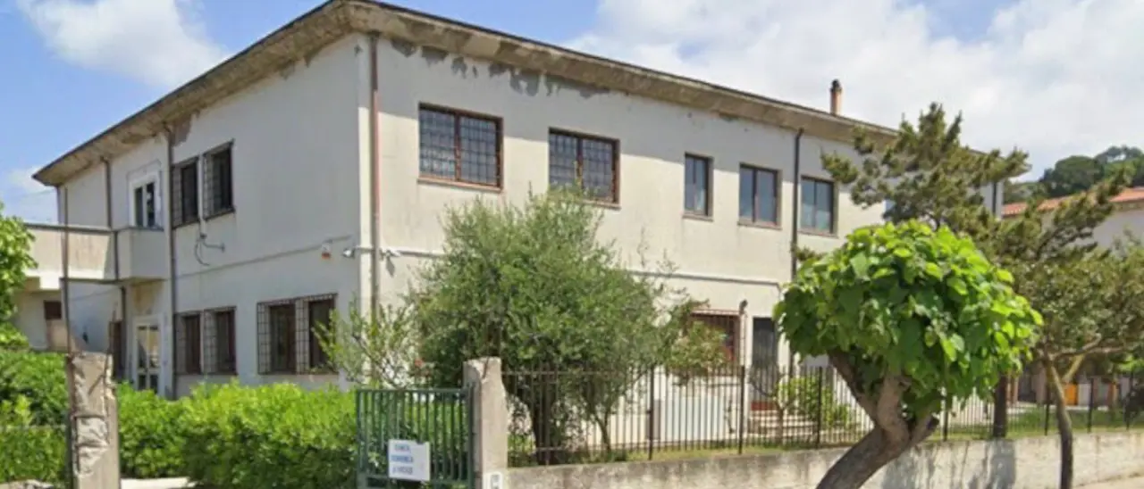 Ricadi, scuola parzialmente chiusa e genitori arrabbiati: «Alunni\u00A0costretti a fare lezione in aule-sgabuzzino»\n