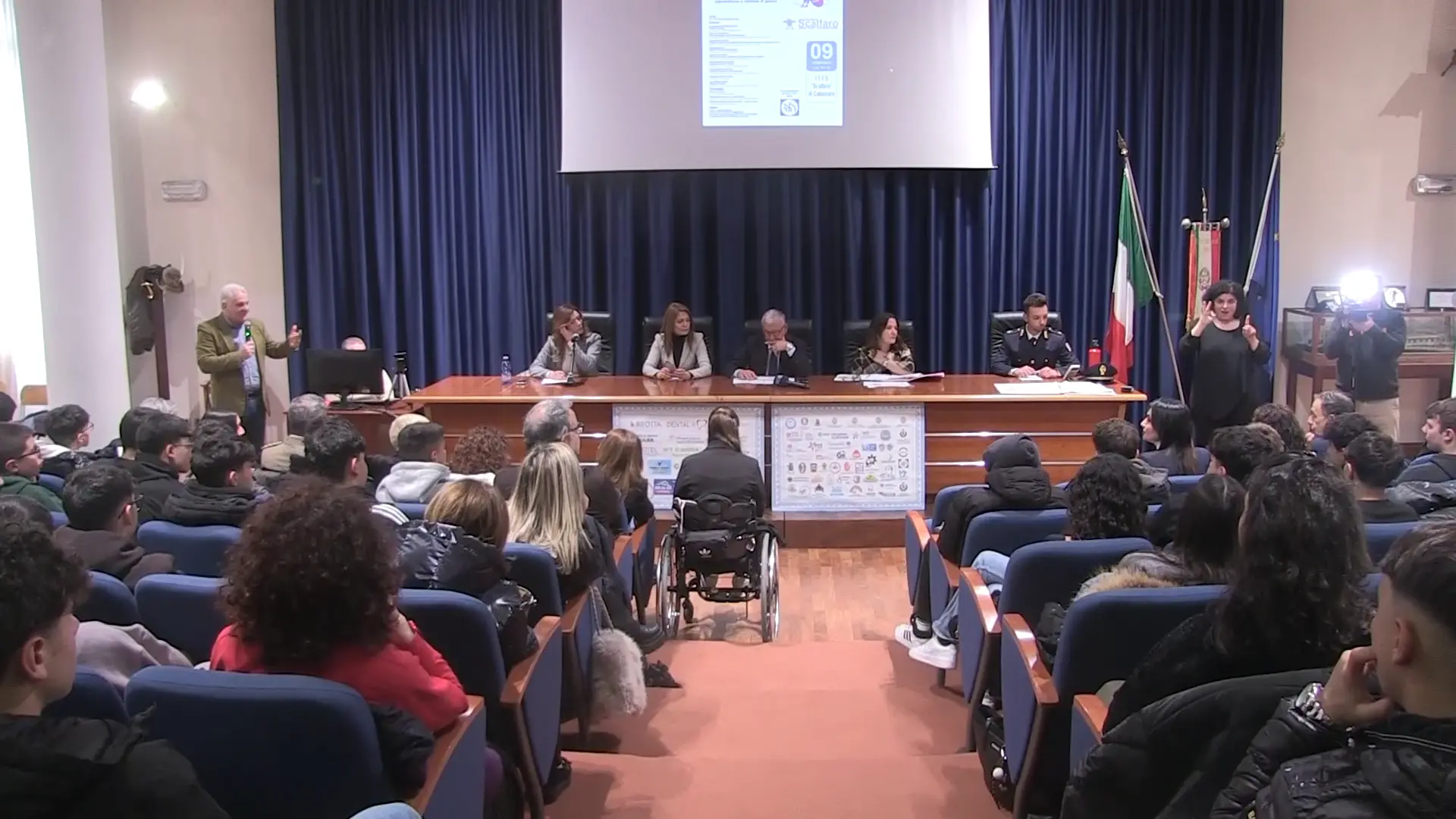 Testimonianze dirette e crude per parlare ai ragazzi di meschinità e violenze che corrono sui social e nelle chat
