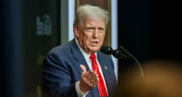 Trump insiste sull’acquisto della Groenlandia: per il tycoon l’isola dell’Artico vale 5,6 miliardi di dollari\n