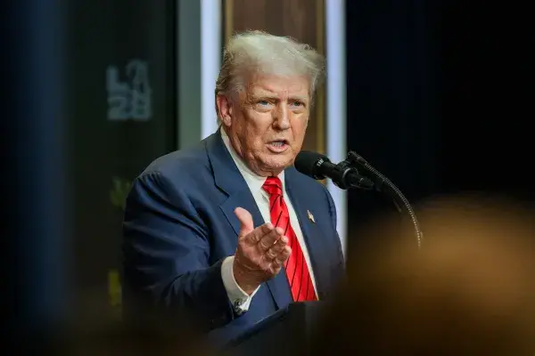 Trump insiste sull’acquisto della Groenlandia: per il tycoon l’isola dell’Artico vale 5,6 miliardi di dollari\n