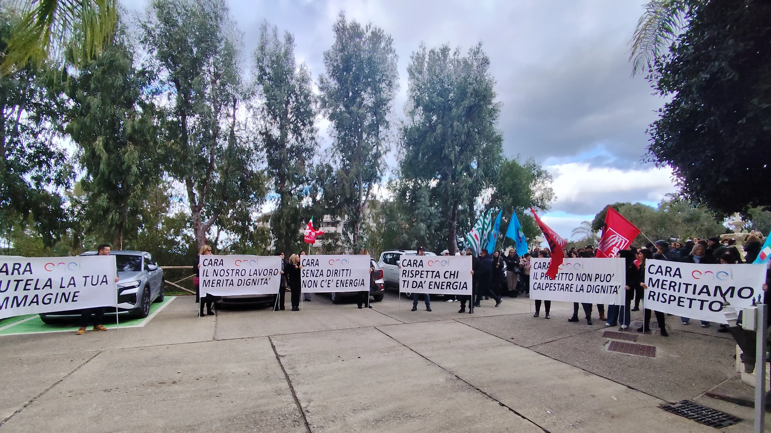 I lavoratori Enel scendono in piazza contro gli appalti selvaggi: «Rispettare il vincolo di territorialità e ripristinare la clausola sociale»\n