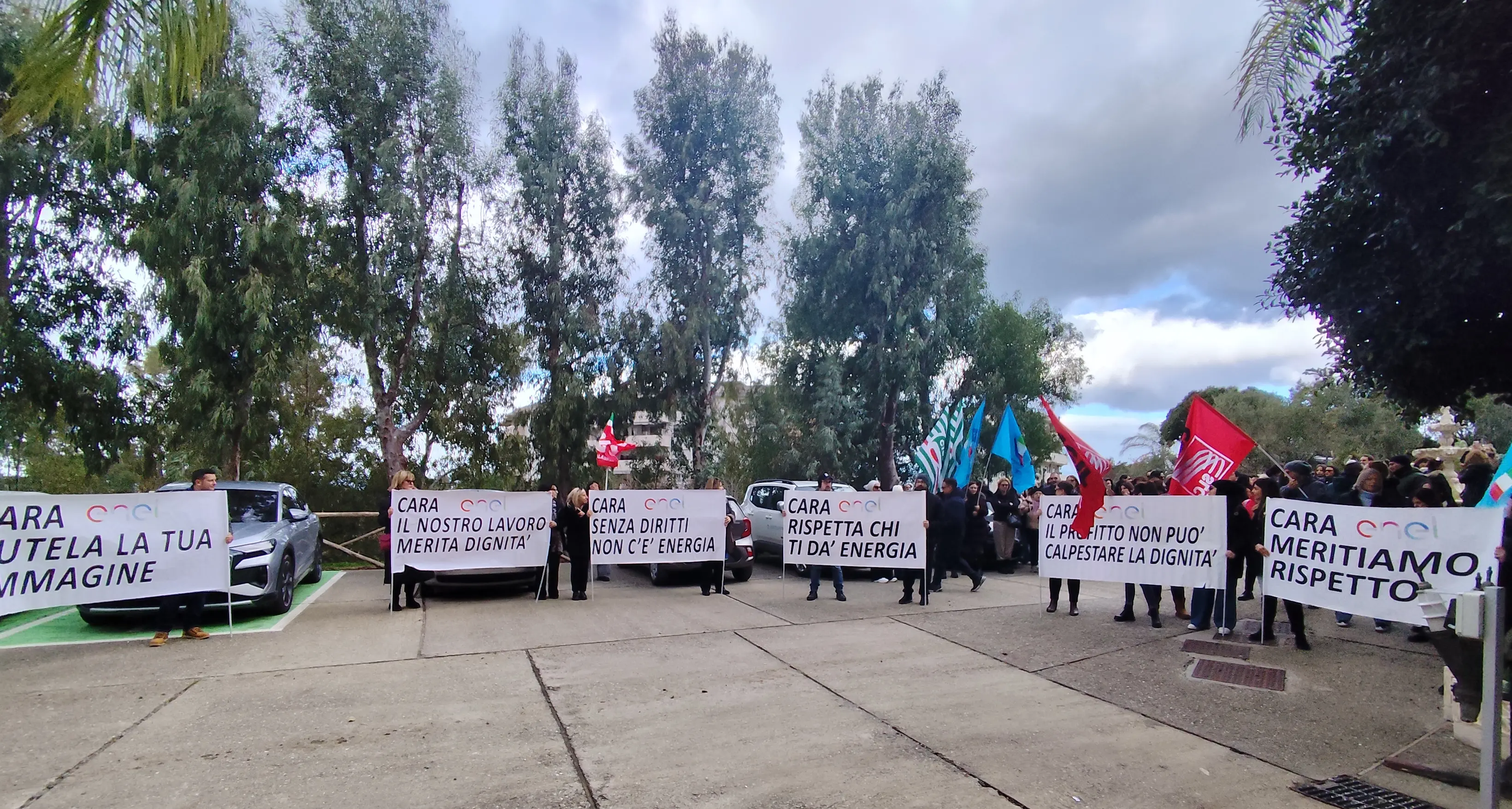 I lavoratori Enel scendono in piazza contro gli appalti selvaggi: «Rispettare il vincolo di territorialità e ripristinare la clausola sociale»\n