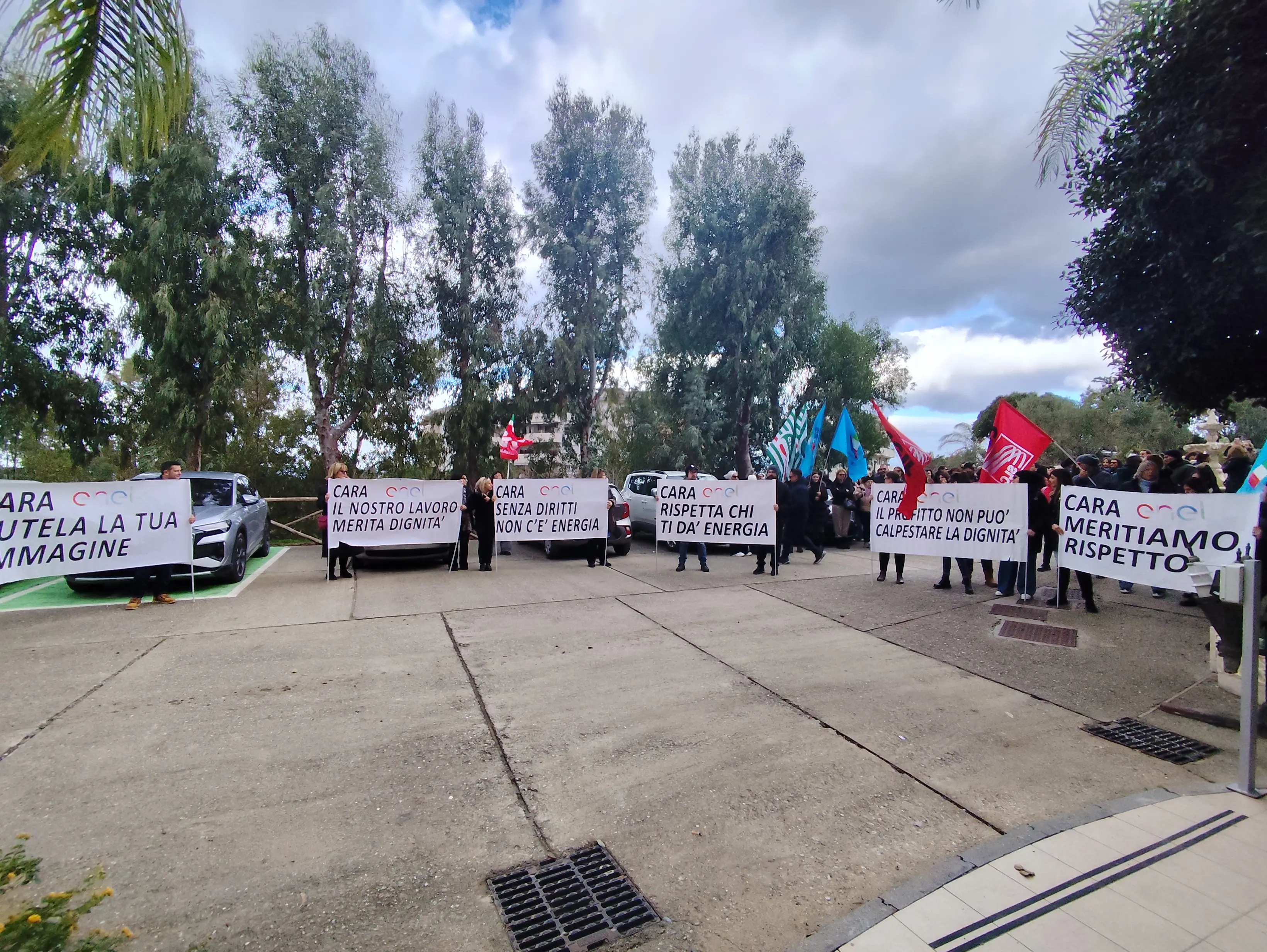 I lavoratori Enel scendono in piazza contro gli appalti selvaggi: «Rispettare il vincolo di territorialità e ripristinare la clausola sociale»\n