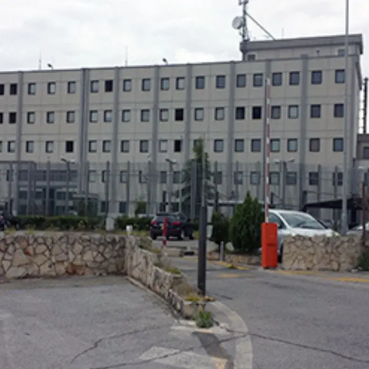 Castrovillari, detenuto evade durante un permesso di lavoro: arrestato dalla polizia penitenziaria\n