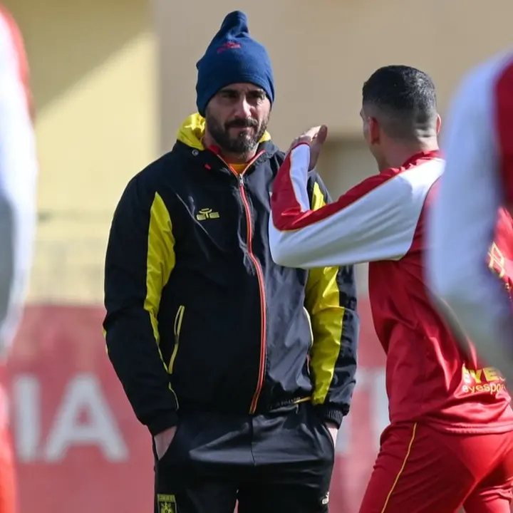 Per il Catanzaro\u00A0sfida al vertice a Frosinone, Aquilani:\u00A0«Dovremo essere squadra per tutti i novanta minuti»\n