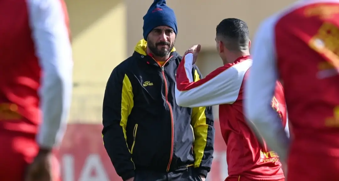 Per il Catanzaro\u00A0sfida al vertice a Frosinone, Aquilani:\u00A0«Dovremo essere squadra per tutti i novanta minuti»\n