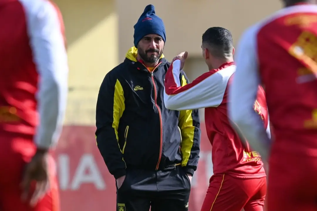 Per il Catanzaro\u00A0sfida al vertice a Frosinone, Aquilani:\u00A0«Dovremo essere squadra per tutti i novanta minuti»\n