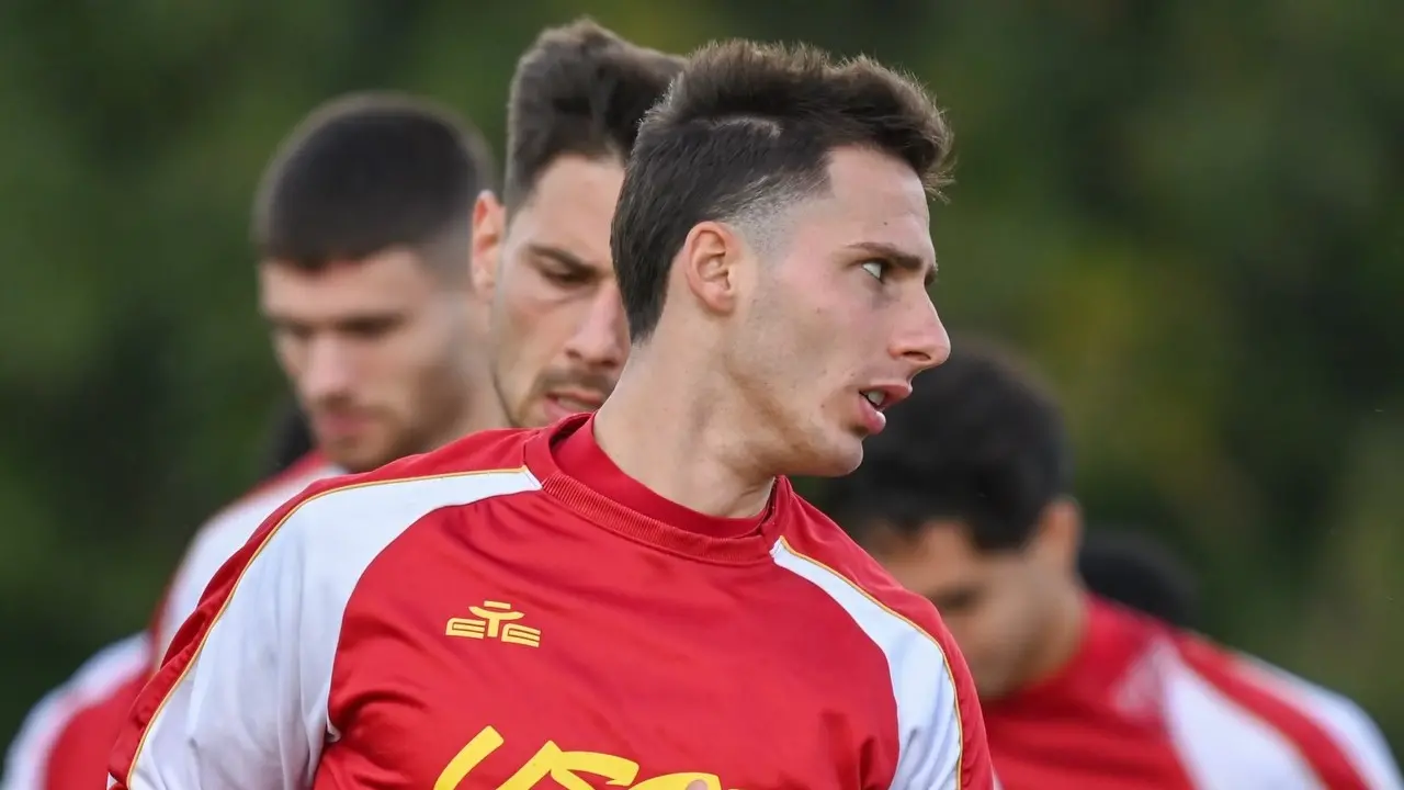 Il Catanzaro sfida il Frosinone, Aquilani scioglie le riserve: ecco i convocati giallorossi per la trasferta\n