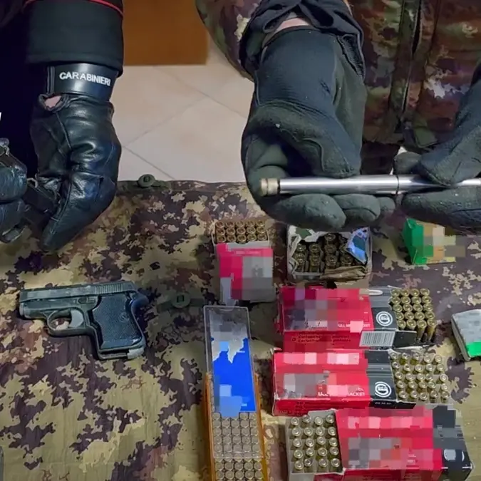 Camini, uomo occultava tre armi clandestine tra cui una “penna-pistola”:\u00A0arrestato