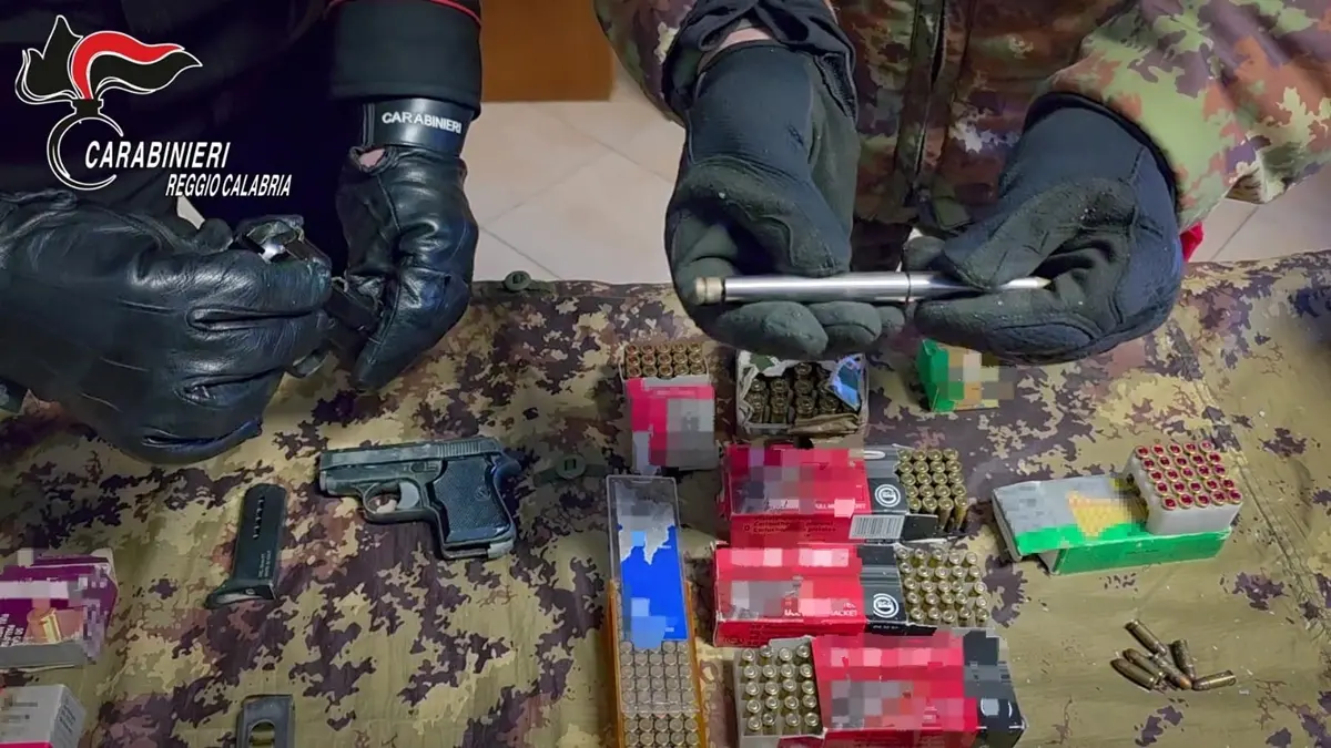 Camini, uomo occultava\u00A0di tre armi clandestine tra cui una “penna-pistola”:\u00A0arrestato