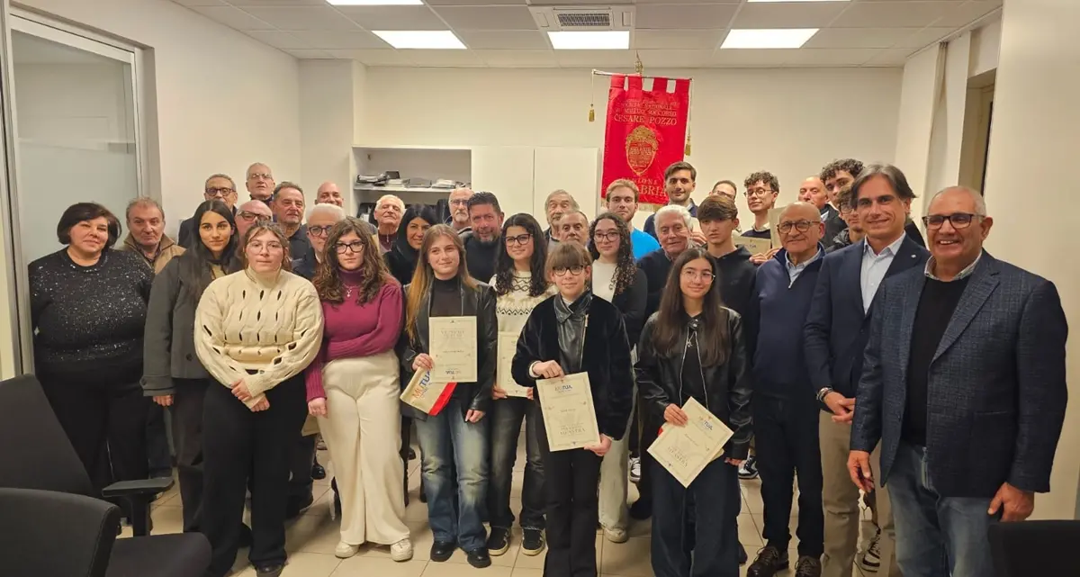 Reggio,\u00A0consegnate le borse di studio della Società di Mutuo Soccorso Cesare Pozzo\n