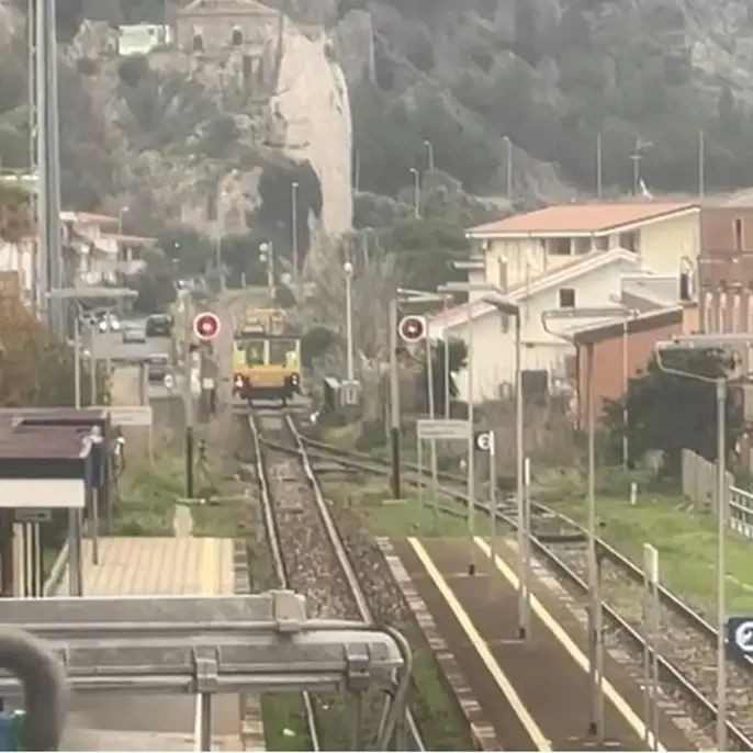Terremoto nel reggino, in azione sui binari della Ionica il mezzo per le verifiche del tracciato ferroviario