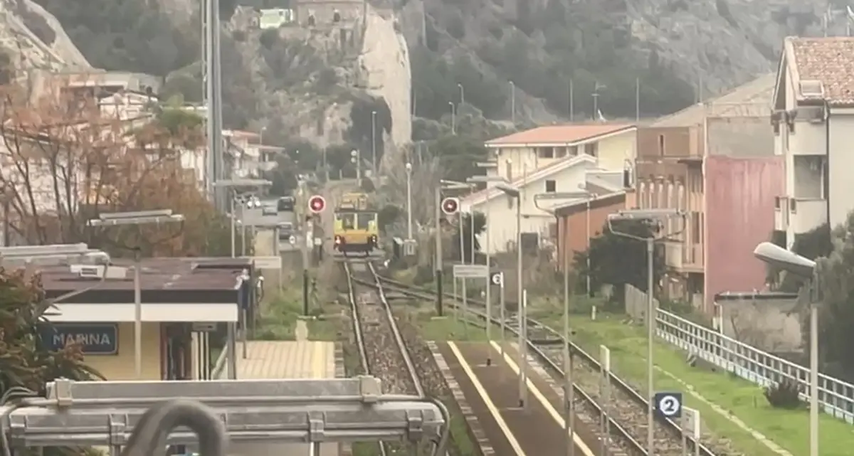 Terremoto nel reggino, in azione sui binari della Ionica il mezzo per le verifiche del tracciato ferroviario