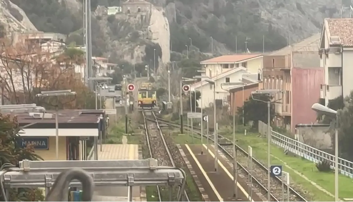 Terremoto nel reggino, in azione sui binari della Ionica il mezzo per le verifiche del tracciato ferroviario