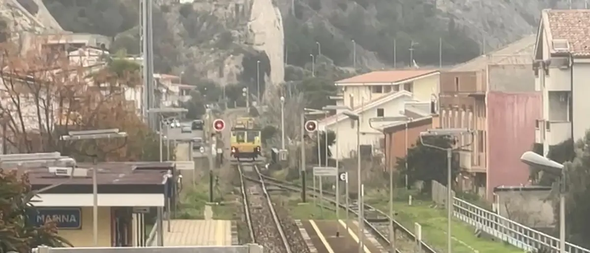 Terremoto nel reggino, in azione sui binari della Ionica il mezzo per le verifiche del tracciato ferroviario