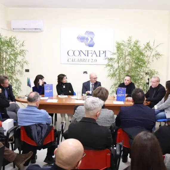 Impresa e informazione insieme «per sostenere la Calabria che lavora e innova»: Confapi incontra il network LaC\n\n