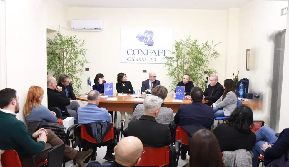 Impresa e informazione insieme «per sostenere la Calabria che lavora e innova»: Confapi incontra il network LaC\n\n