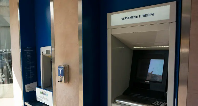 Nuovo assalto con esplosivo a un bancomat calabrese, colpo alla Bcc di Vallefiorita: è emergenza\n