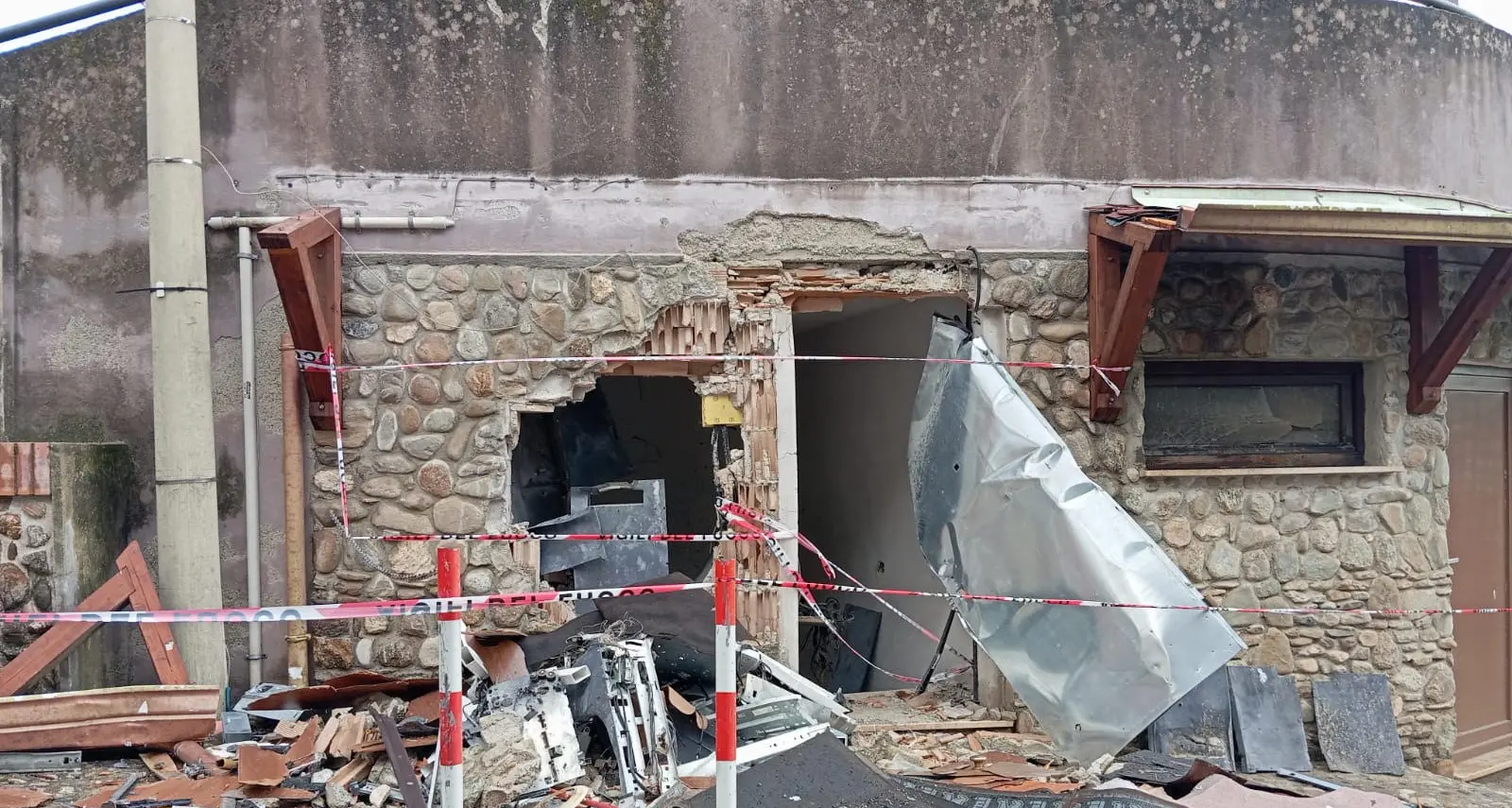 Assalto al bancomat della Bcc di Vallefiorita, portata via la cassa