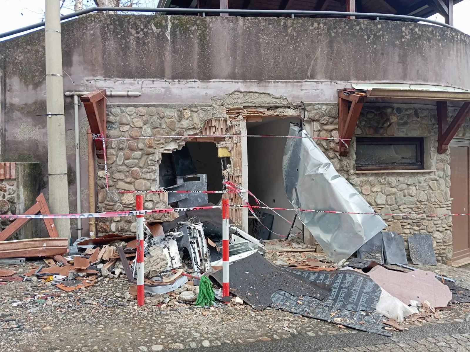 Assalto al bancomat della Bcc di Vallefiorita, portata via la cassa