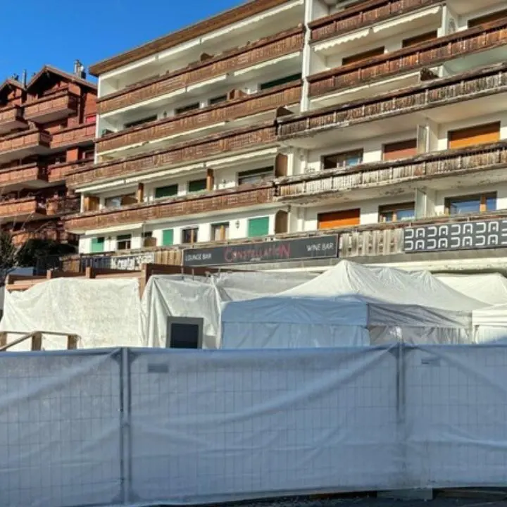 Crans-Montana, la vicesindaca: «Sui controlli ci sono state mancanze, chiediamo scusa». Prima notte di carcere per il proprietario del Constellation\n